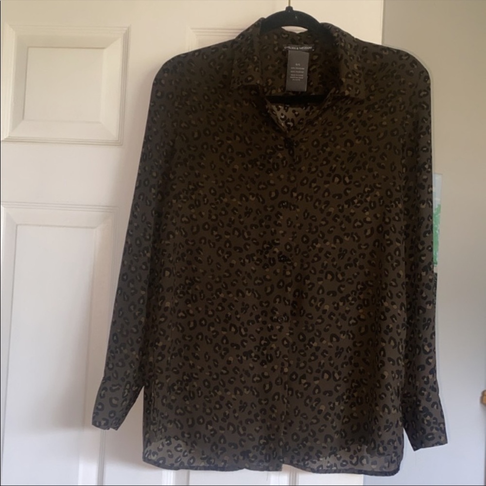 Chelsea & Theodore dark green leopard button down size small